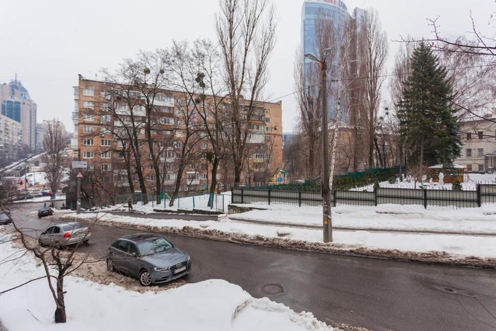 Апартаменты Дворец Спорта Kiev Luaran gambar